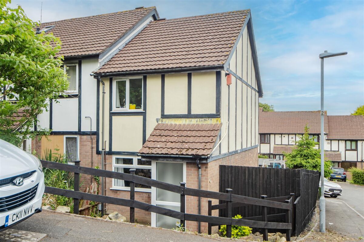 Columbus Close, Barry