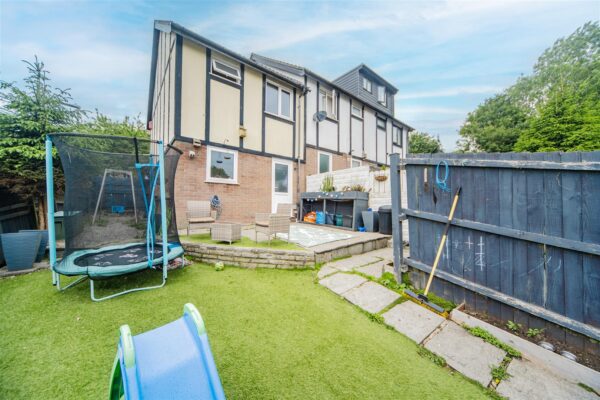 Columbus Close, Barry