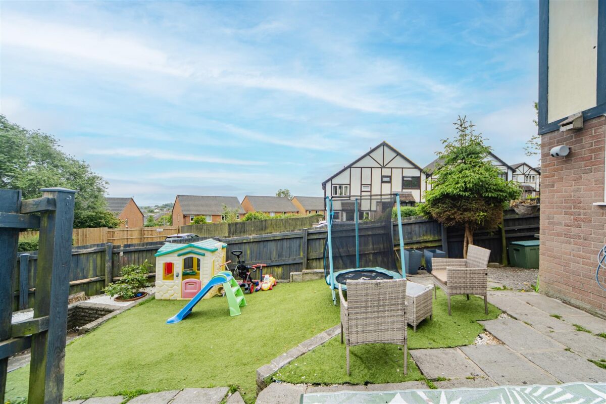 Columbus Close, Barry