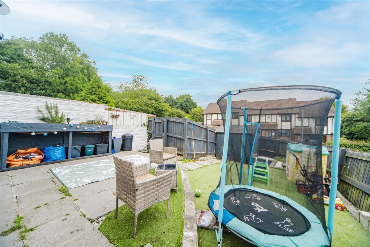 Columbus Close, Barry