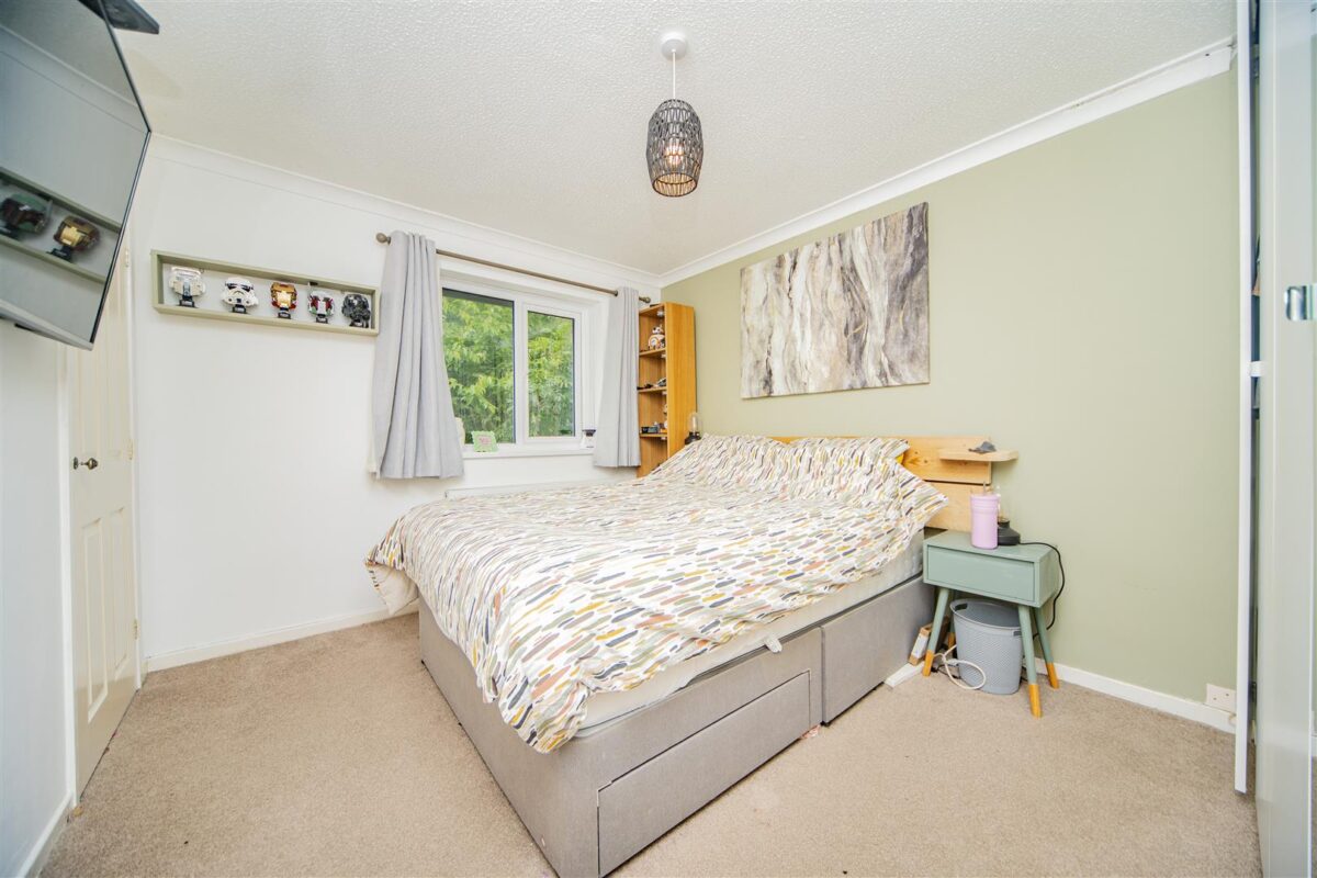 Columbus Close, Barry