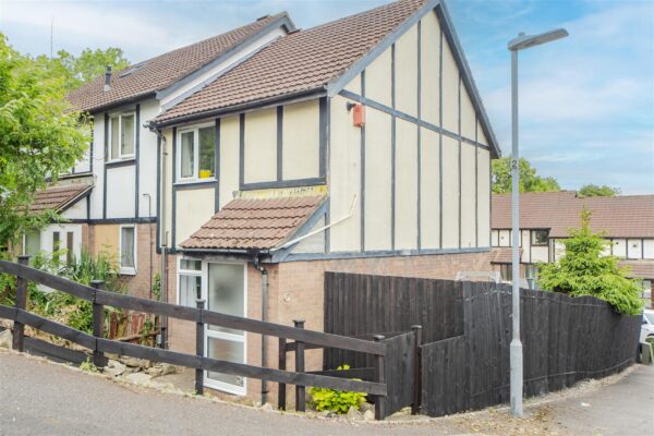 Columbus Close, Barry