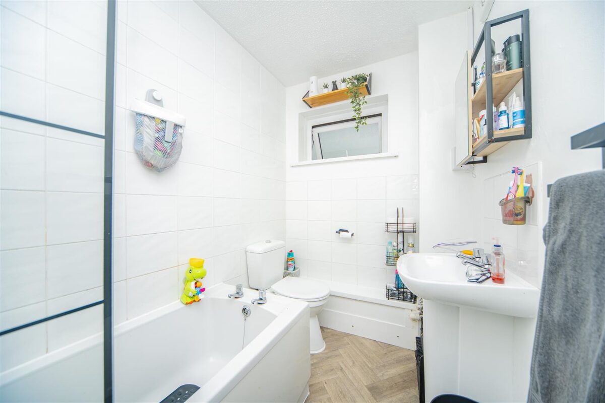 Columbus Close, Barry