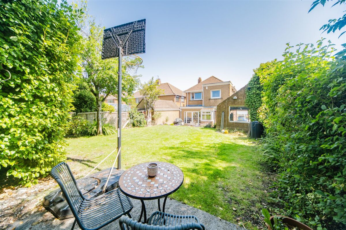 Hawthorn Road, Barry