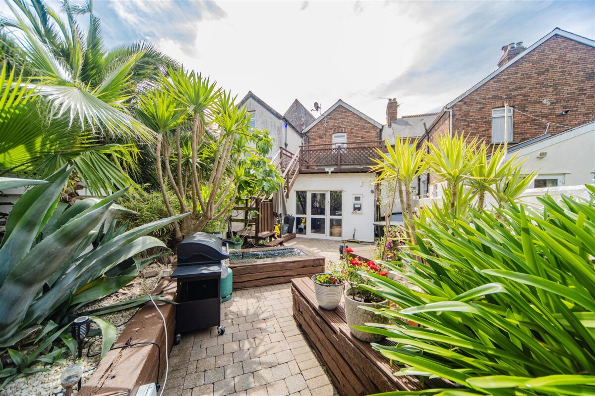 Charles Place, Barry