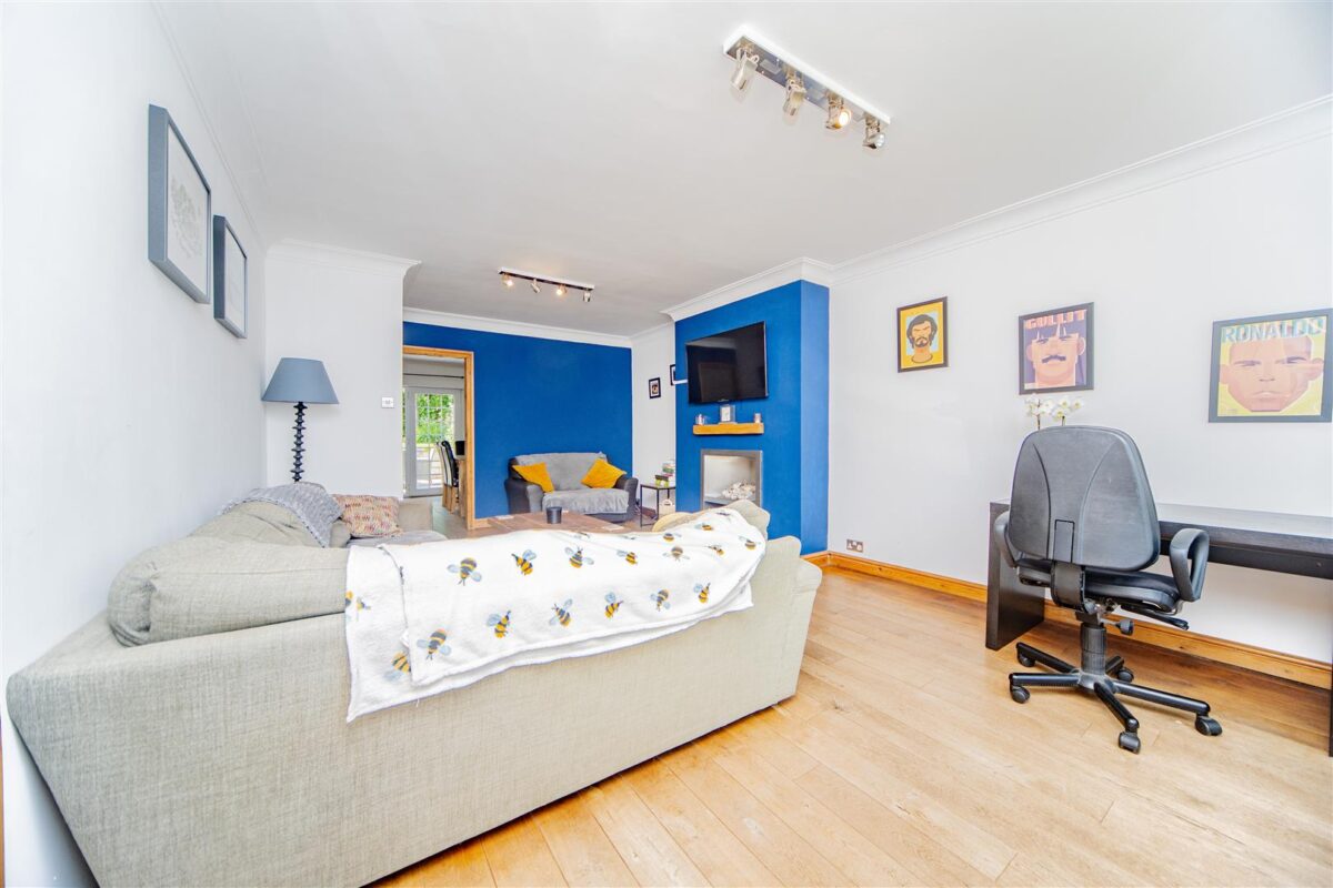 Hawthorn Road, Barry