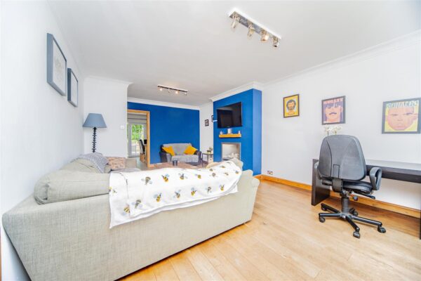 Hawthorn Road, Barry