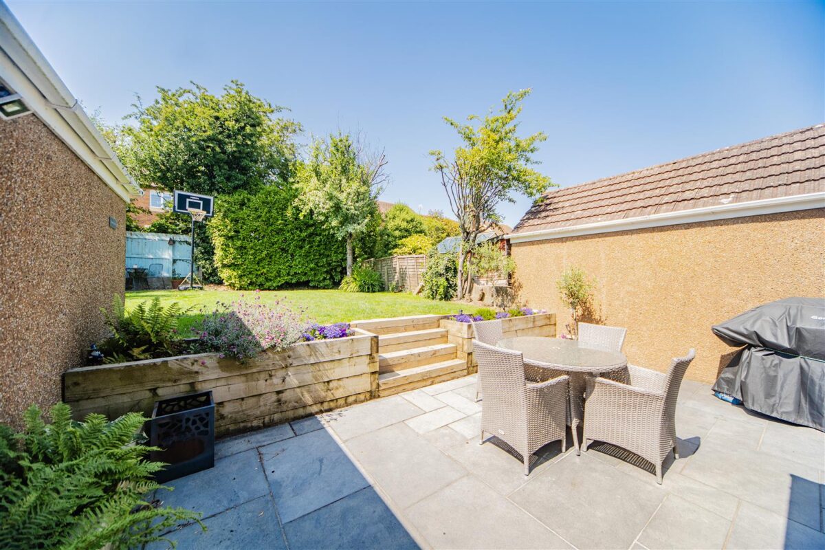 Hawthorn Road, Barry