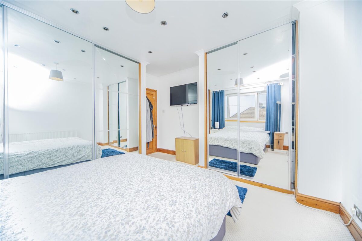 Hawthorn Road, Barry