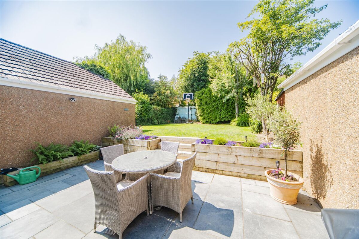 Hawthorn Road, Barry