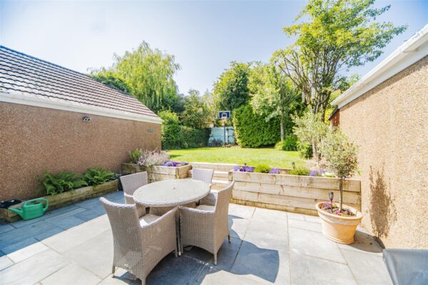 Hawthorn Road, Barry