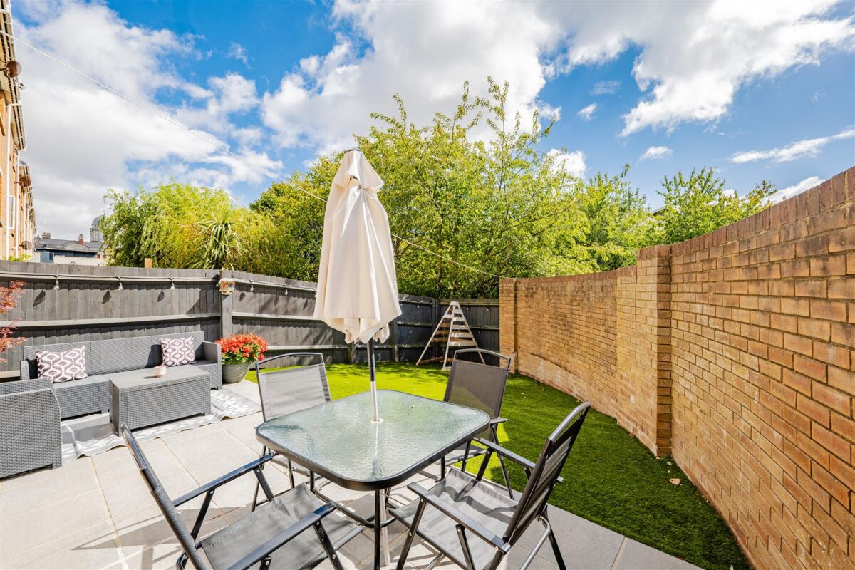 Clos Tyniad Glo, Barry