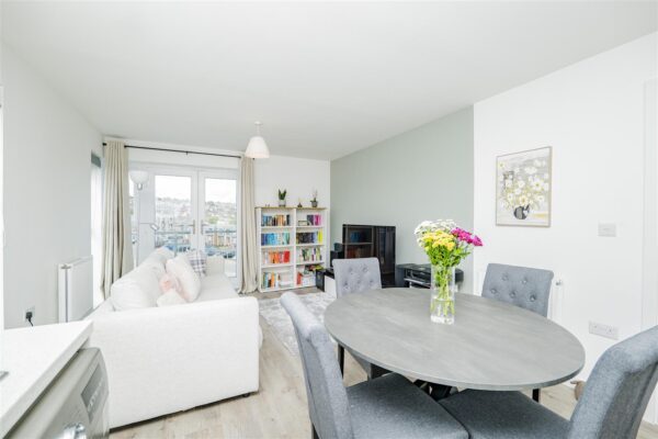 Clos Y Rheilffordd, Barry