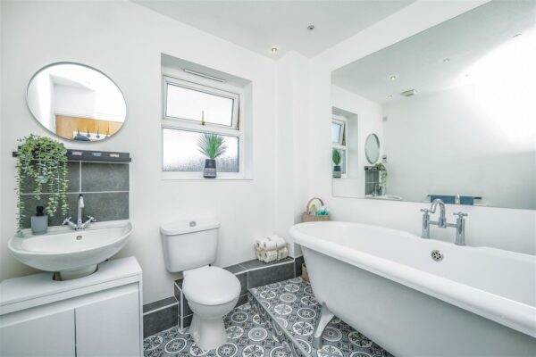 Clos Tyniad Glo, Barry