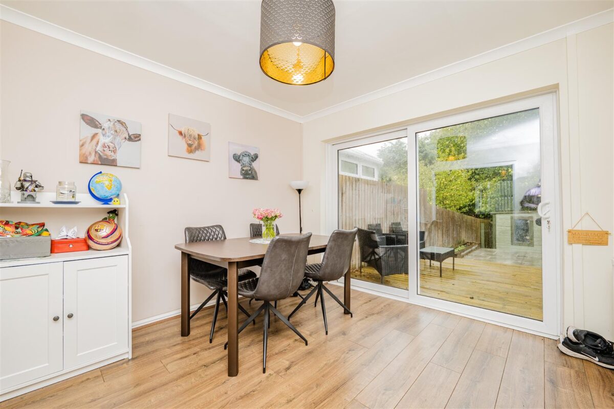 Field View Road, Barry