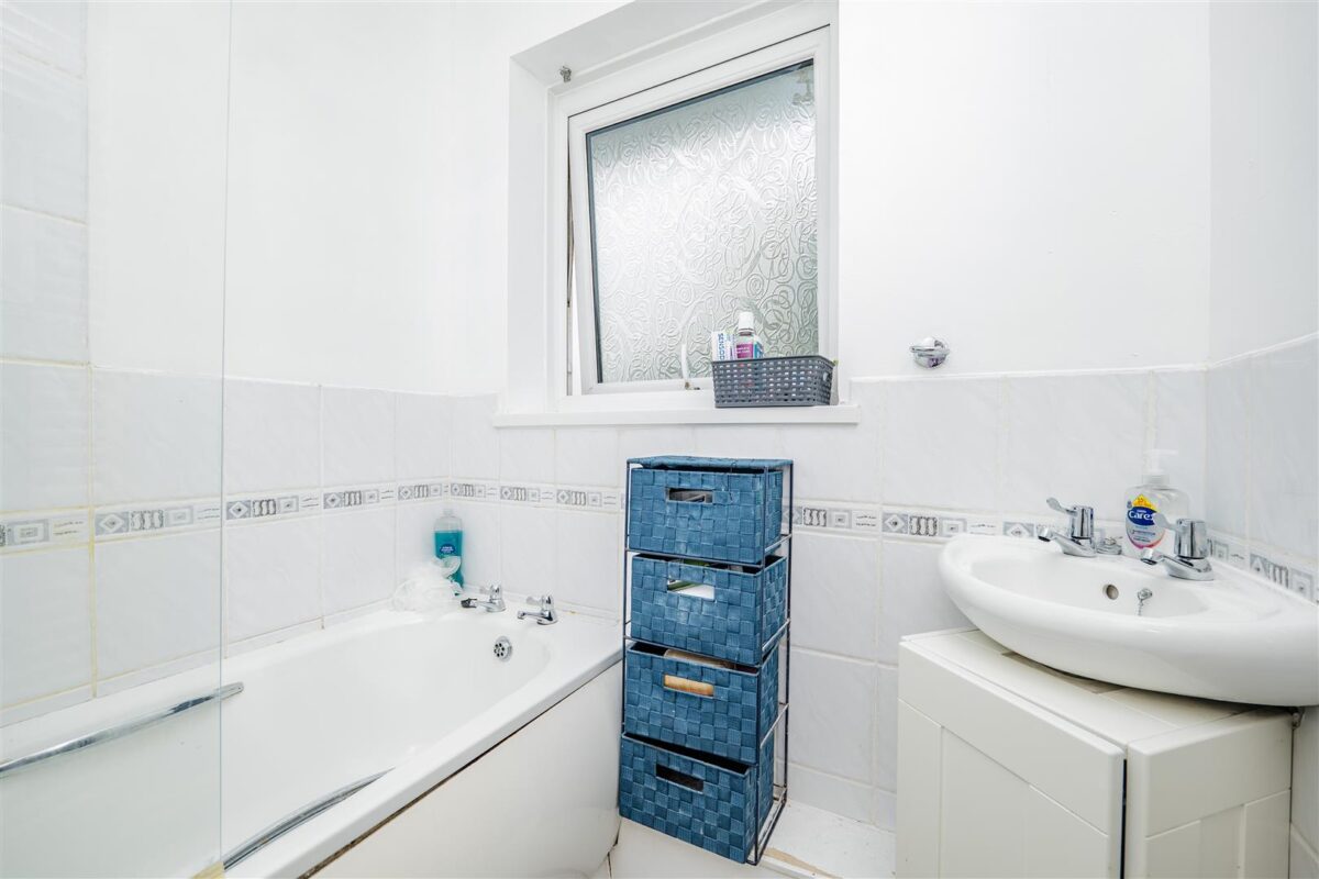 Field View Road, Barry