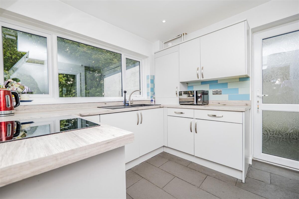 Field View Road, Barry