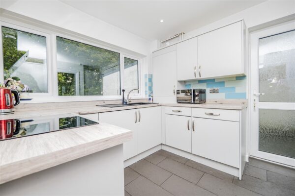 Field View Road, Barry