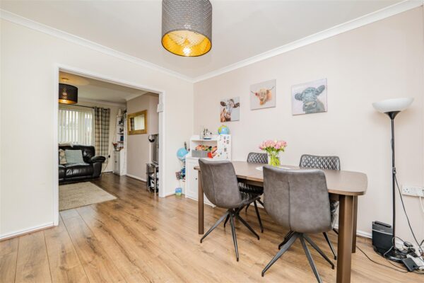 Field View Road, Barry