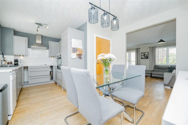 Clos Tyniad Glo, Barry