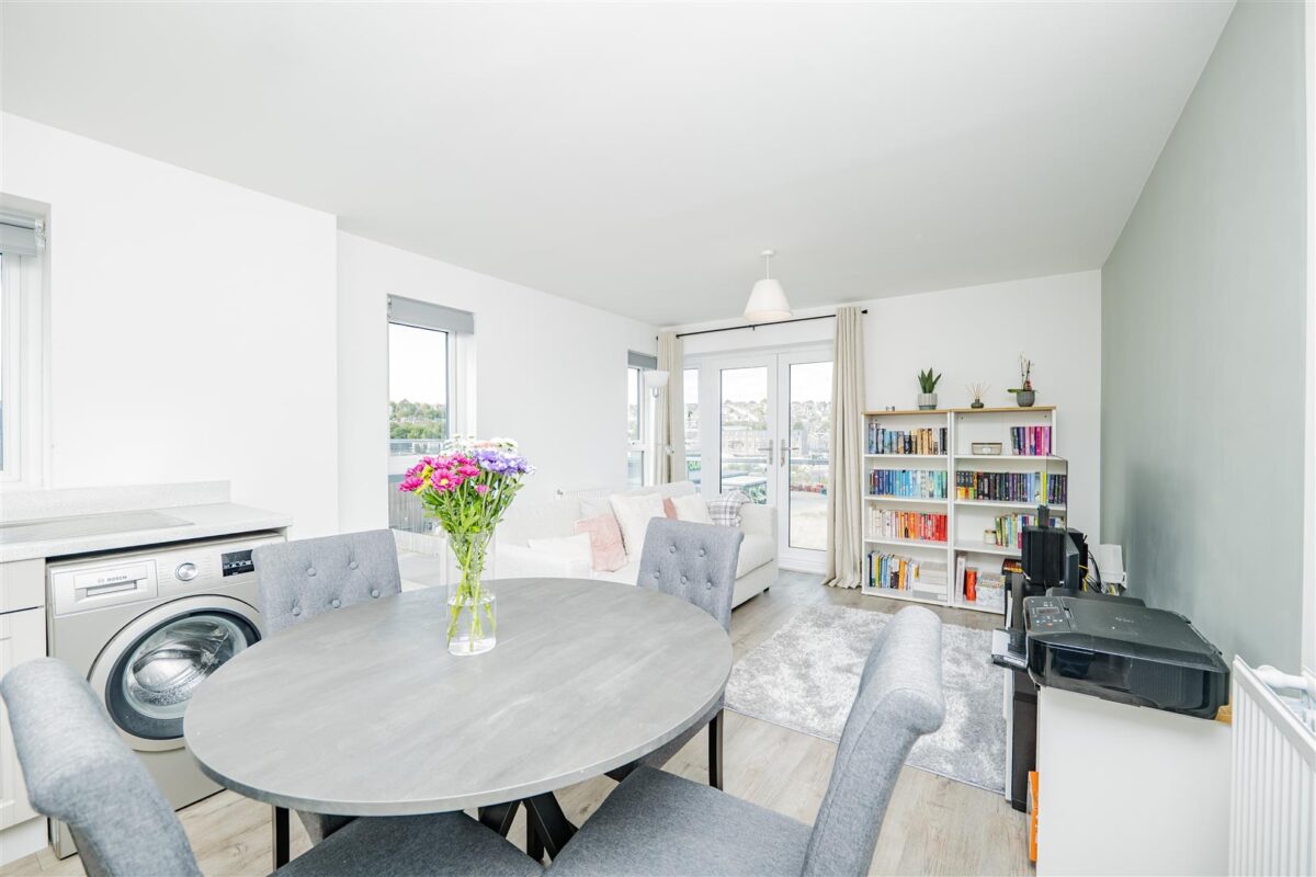 Clos Y Rheilffordd, Barry