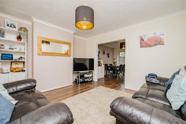 Field View Road, Barry