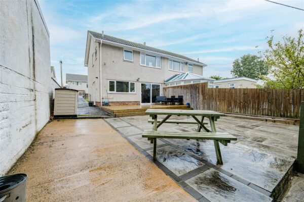 Field View Road, Barry