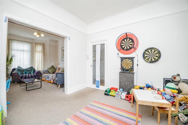 Coldbrook Road East, Barry