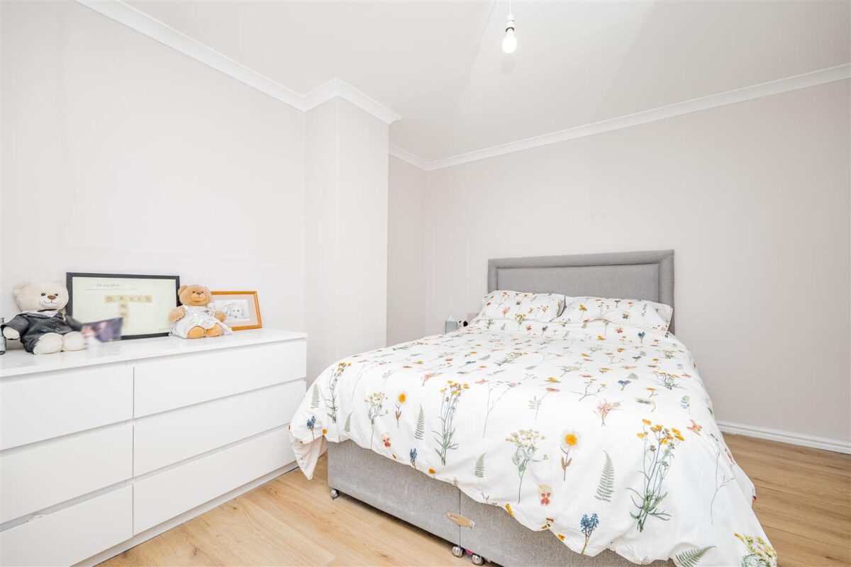 Field View Road, Barry