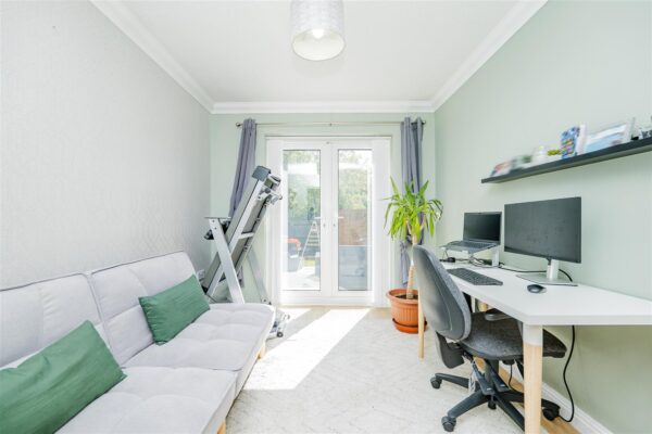 Clos Tyniad Glo, Barry