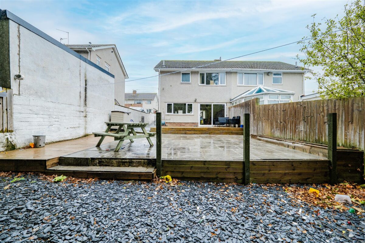 Field View Road, Barry