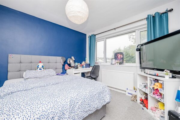 Field View Road, Barry