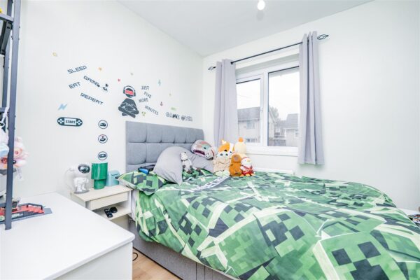 Field View Road, Barry