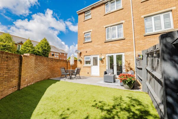 Clos Tyniad Glo, Barry