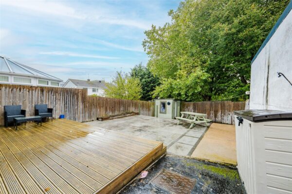 Field View Road, Barry