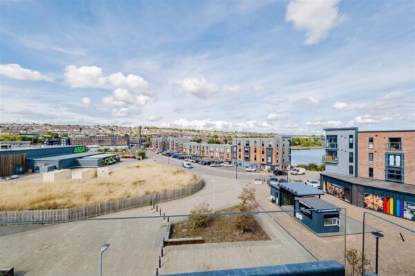 Clos Y Rheilffordd, Barry