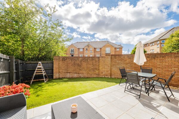 Clos Tyniad Glo, Barry