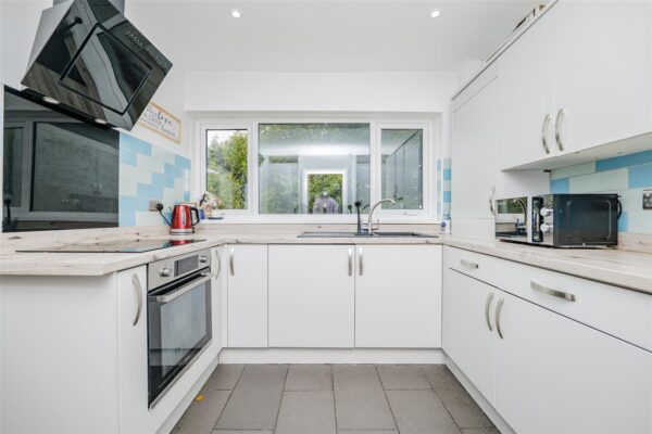 Field View Road, Barry