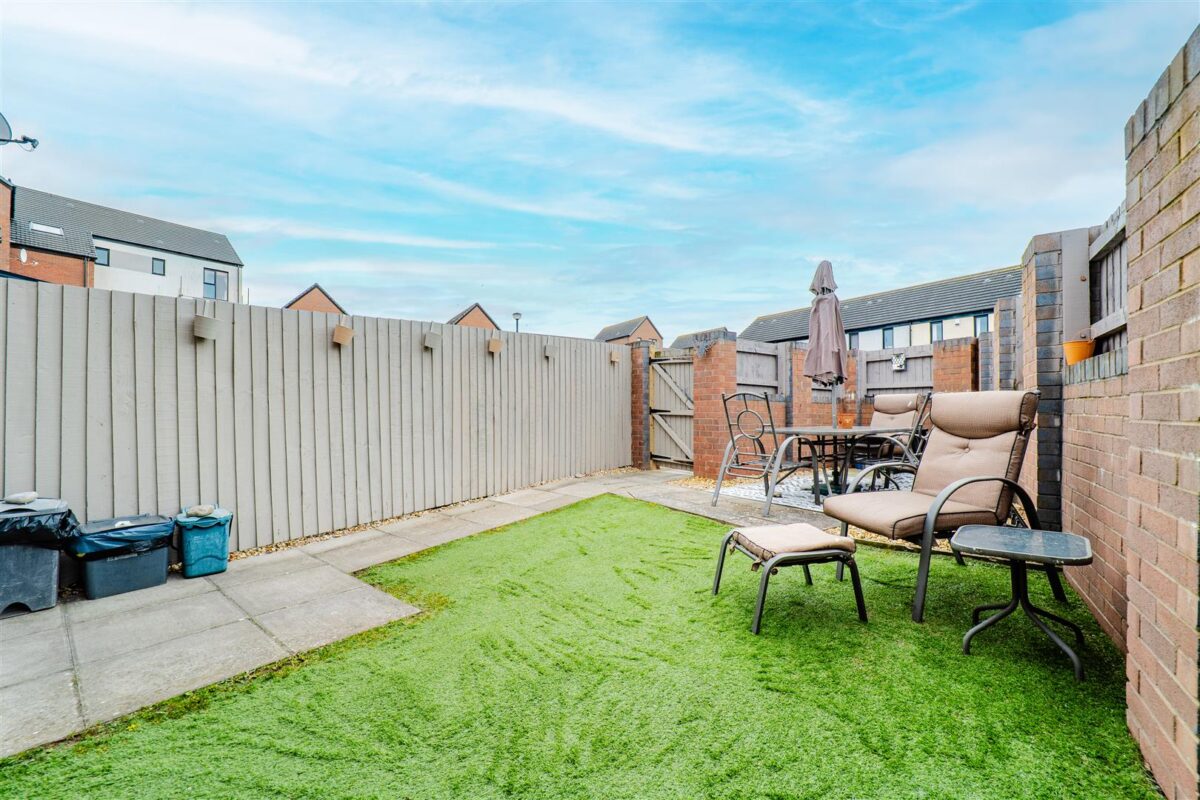 Ffordd Y Glannau, Barry