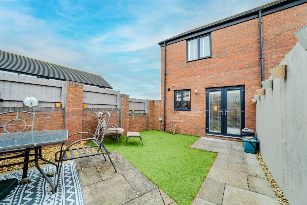 Ffordd Y Glannau, Barry