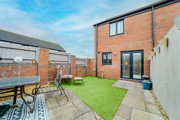 Ffordd Y Glannau, Barry