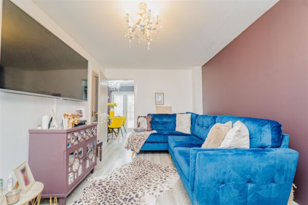 Ffordd Y Glannau, Barry