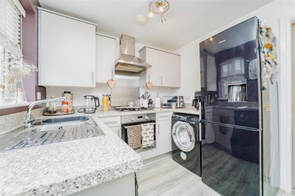 Ffordd Y Glannau, Barry