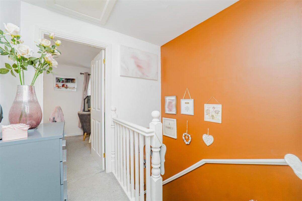 Ffordd Y Glannau, Barry