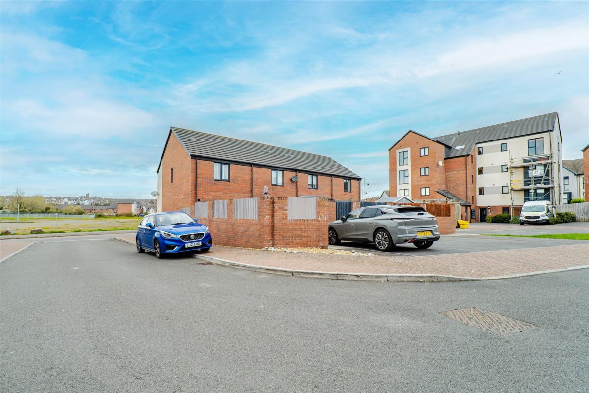 Ffordd Y Glannau, Barry