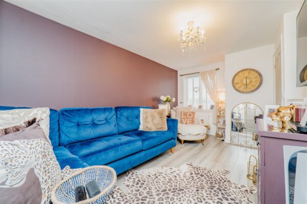 Ffordd Y Glannau, Barry