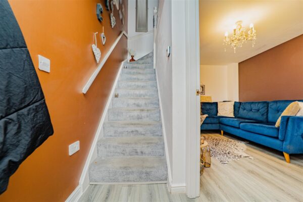 Ffordd Y Glannau, Barry