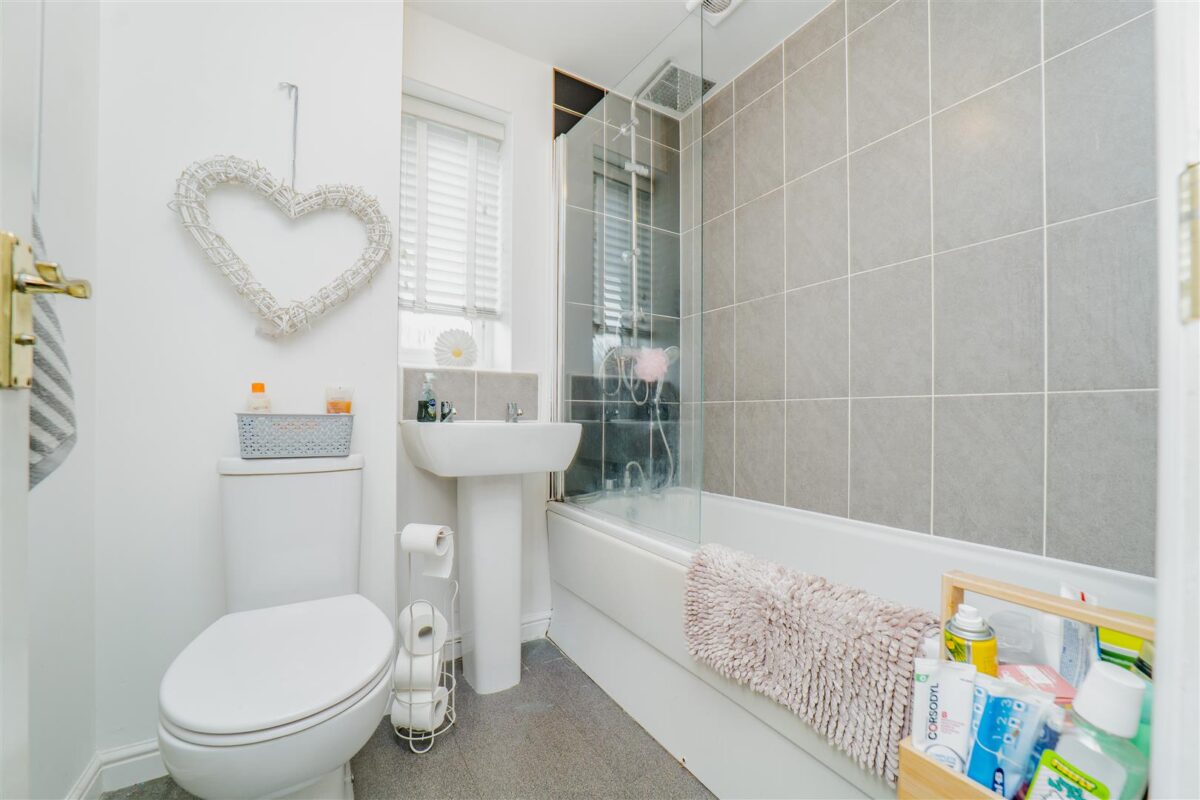 Ffordd Y Glannau, Barry