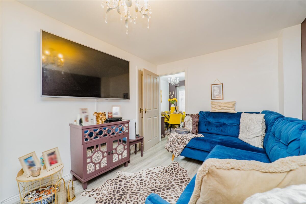 Ffordd Y Glannau, Barry