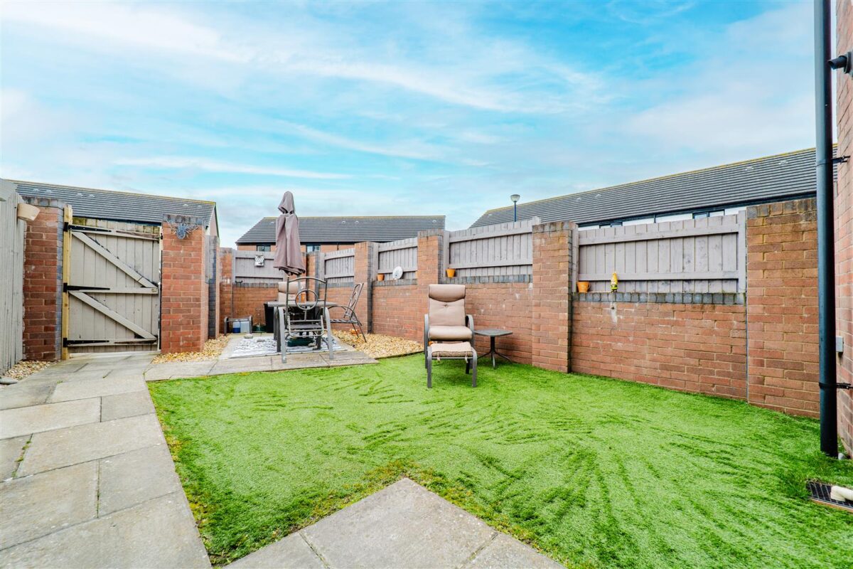 Ffordd Y Glannau, Barry